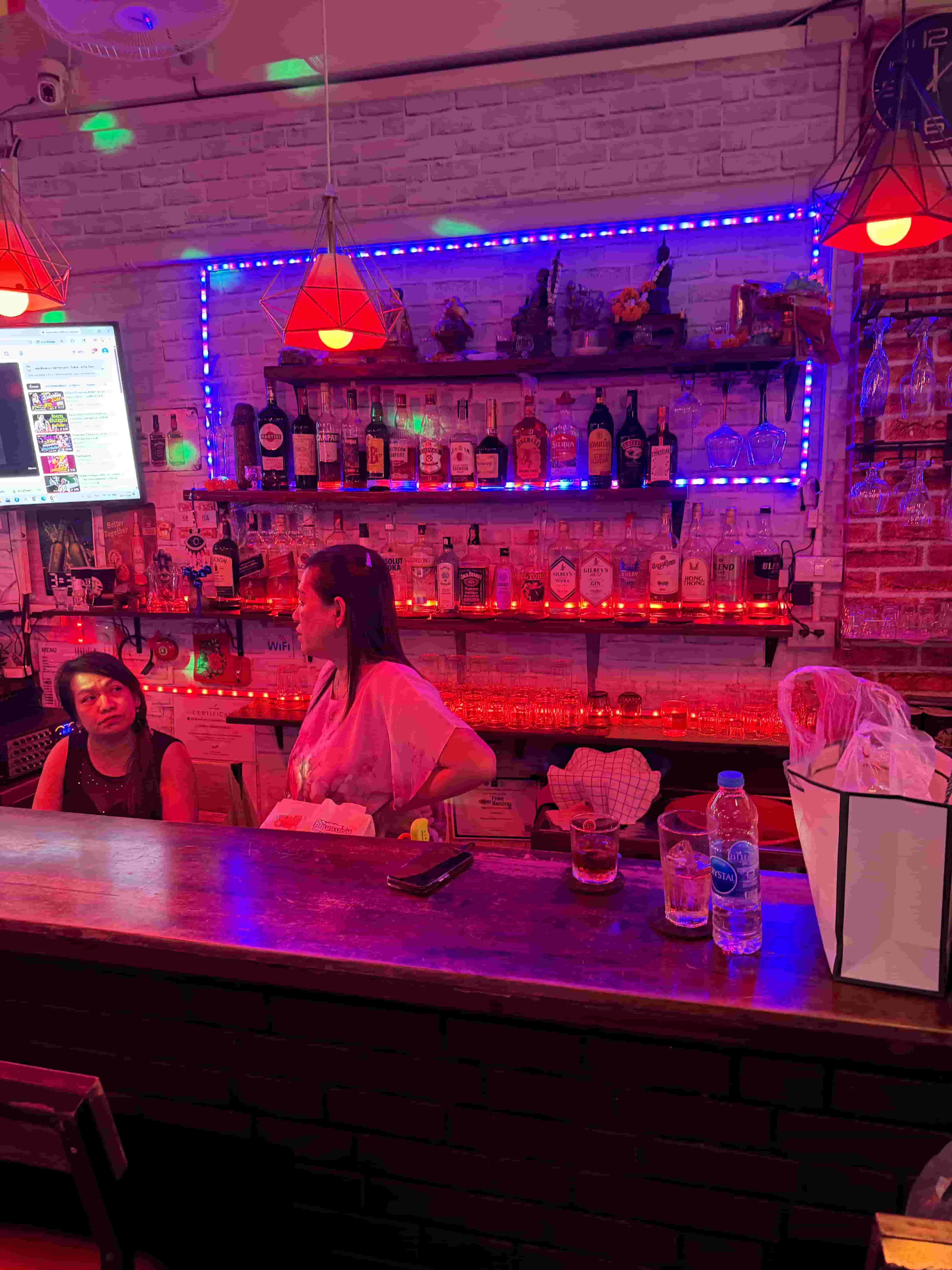 Cold drinks and the bar at TJ's Sports Bar Sukhumvit Soi 22
